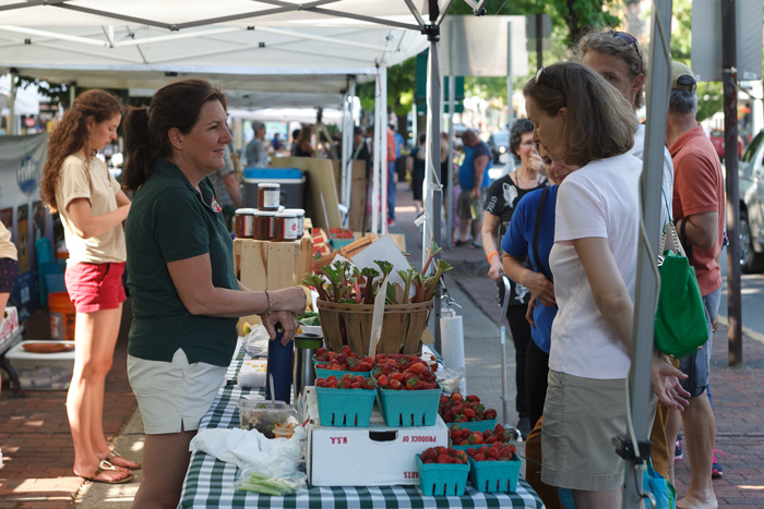 shoppers hit the farmers market