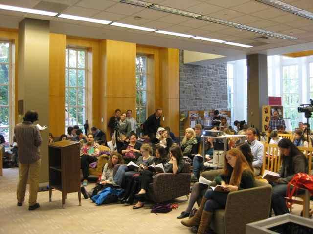Kirill Medvedev presents his poetry to a large gathering of students in the Biblio Café.