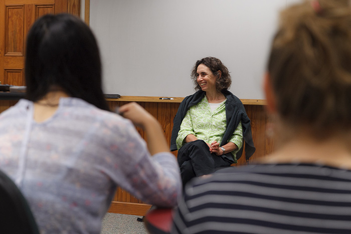 Elizabeth Kolbert visits a class at Dickinson College. Photo by Carl Socolow '77.