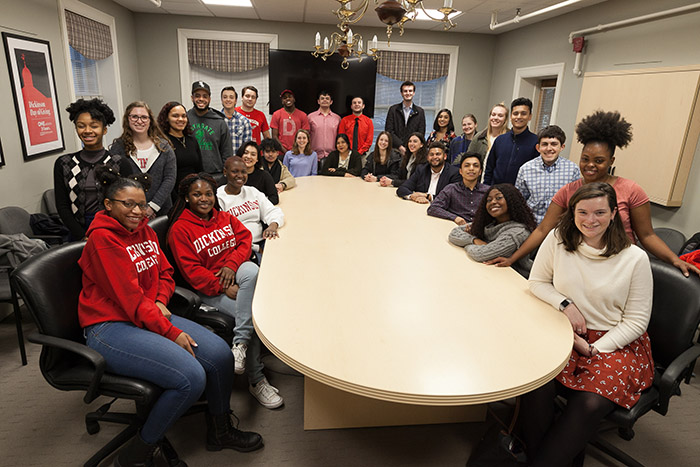 Students of the 2018 Phonathon. Photo by Zoe Kiefreider '20.