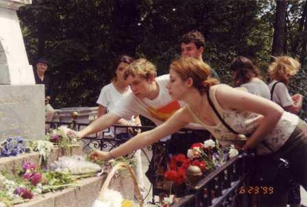 Students placing flowers on Pushkin's tomb. 