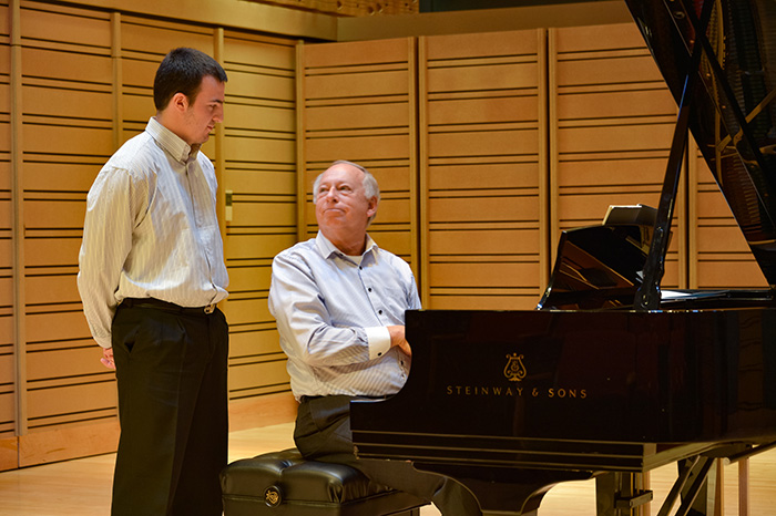 Internationally acclaimed pianist Barry Snyder, the recipient of the 2016 Arts Award, delivers pointers during a masterclass in Rubendall Recital Hall. Photo by A. Pierce Bounds '71.