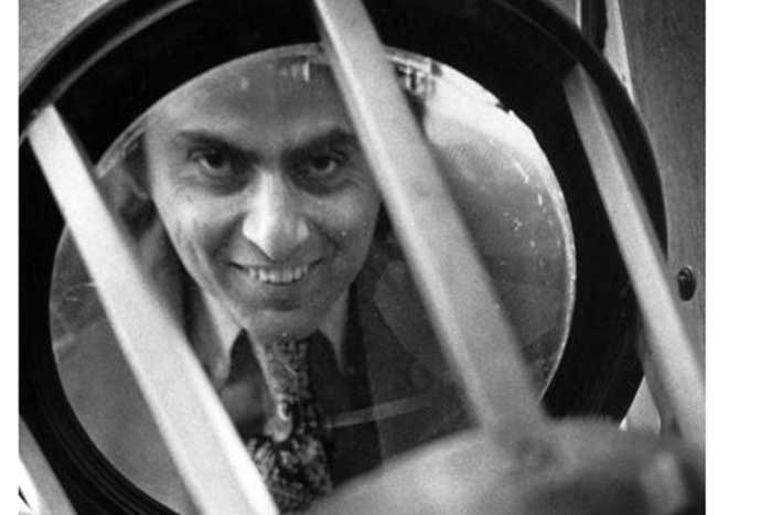 Carl Sagan, 1975 recipient of the Priestley Award, looks through Joseph Priestley's burning glass on April 10, 1975. 