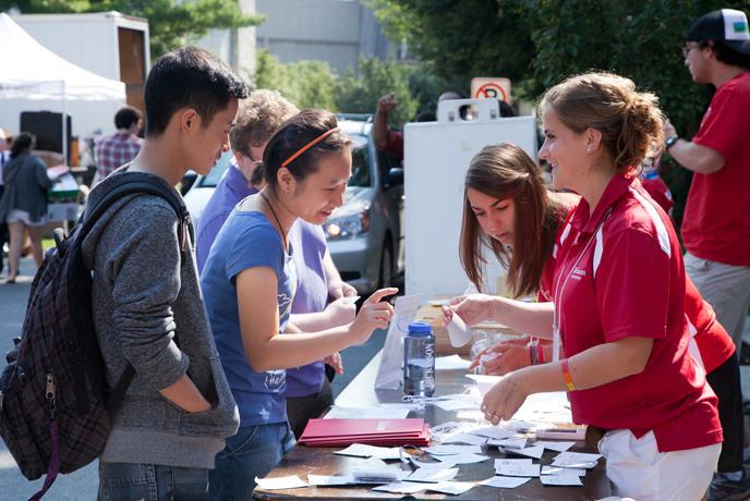 Picture of First Year Students Moving in to Housing