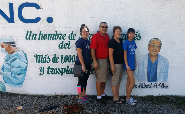 Albert '60 and Virginia Alley with granddaughter Laney Herndon ’22 (far right) and grand-niece Madison Alley ’16 (far left), pose before a mural in Albert's honor during the 2016 World Blindness Outreach mission to the Dominican Republic. 