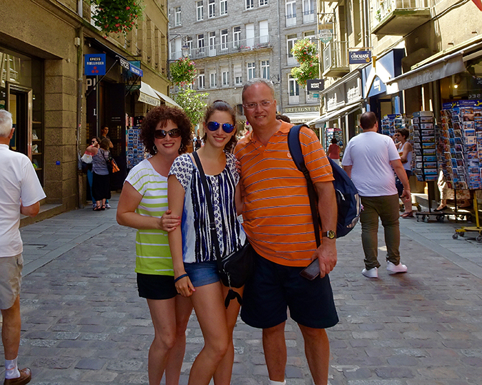 Andrew and Lori Flame P'22 and daughter Rachel '22.