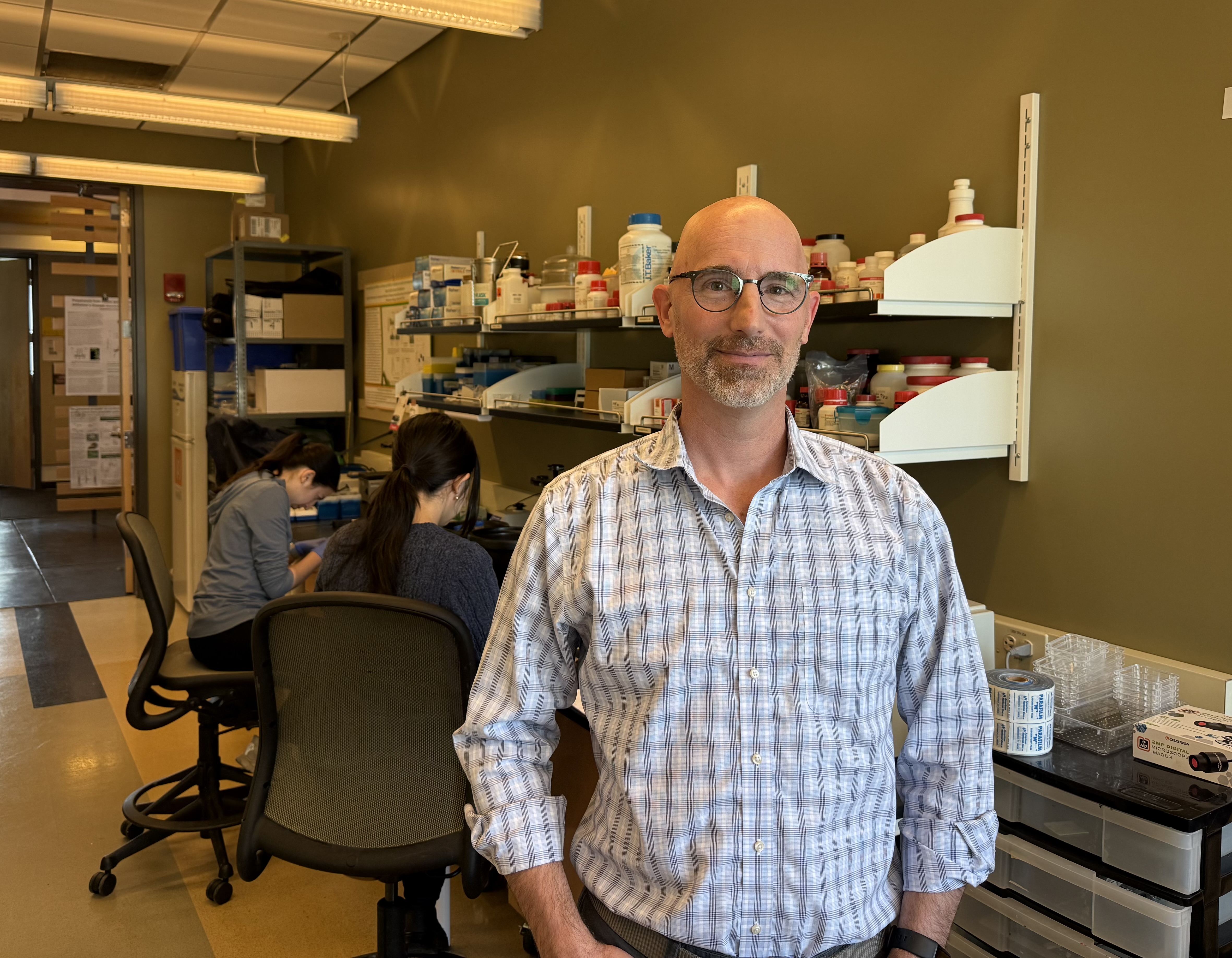 Prof Tom Arnold in lab with his students