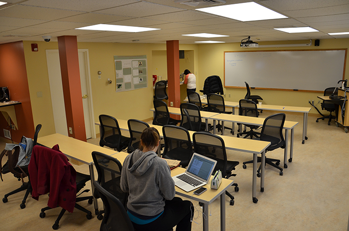 Victoria A. Cacchione and Julia McMahon ’16 working in the Dickinson Environmental Archaeological Laboratory (DEAL).