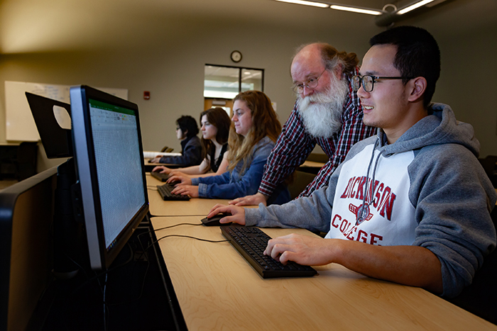 Professor of International Business & Management Steve Erfle oversees student research in his yearlong Applied Empirical Data class. Photo by Carl Socolow '77.