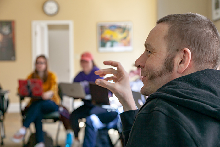 Writer-performer Ahne discusses the fine points of German humor students during a March 27 class in the Max Kade Institute of German Cultural Studies. Photo by Carl Socolow '77.