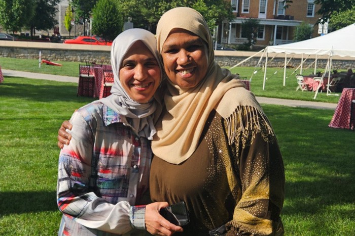 Nadiadiningstaff 700x467