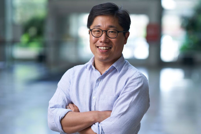 Jason Yi poses