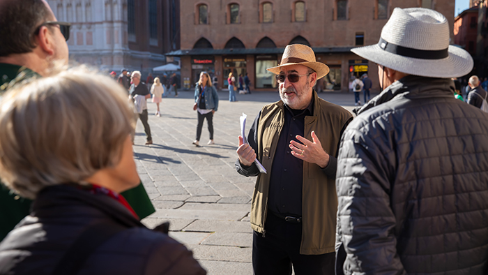 Eric Denker '75 speaks to a small-group tour in Bologna, Italy.