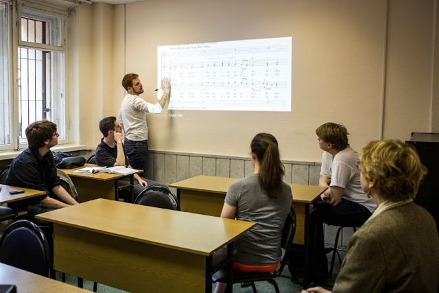 Students in an upper level Russian course.