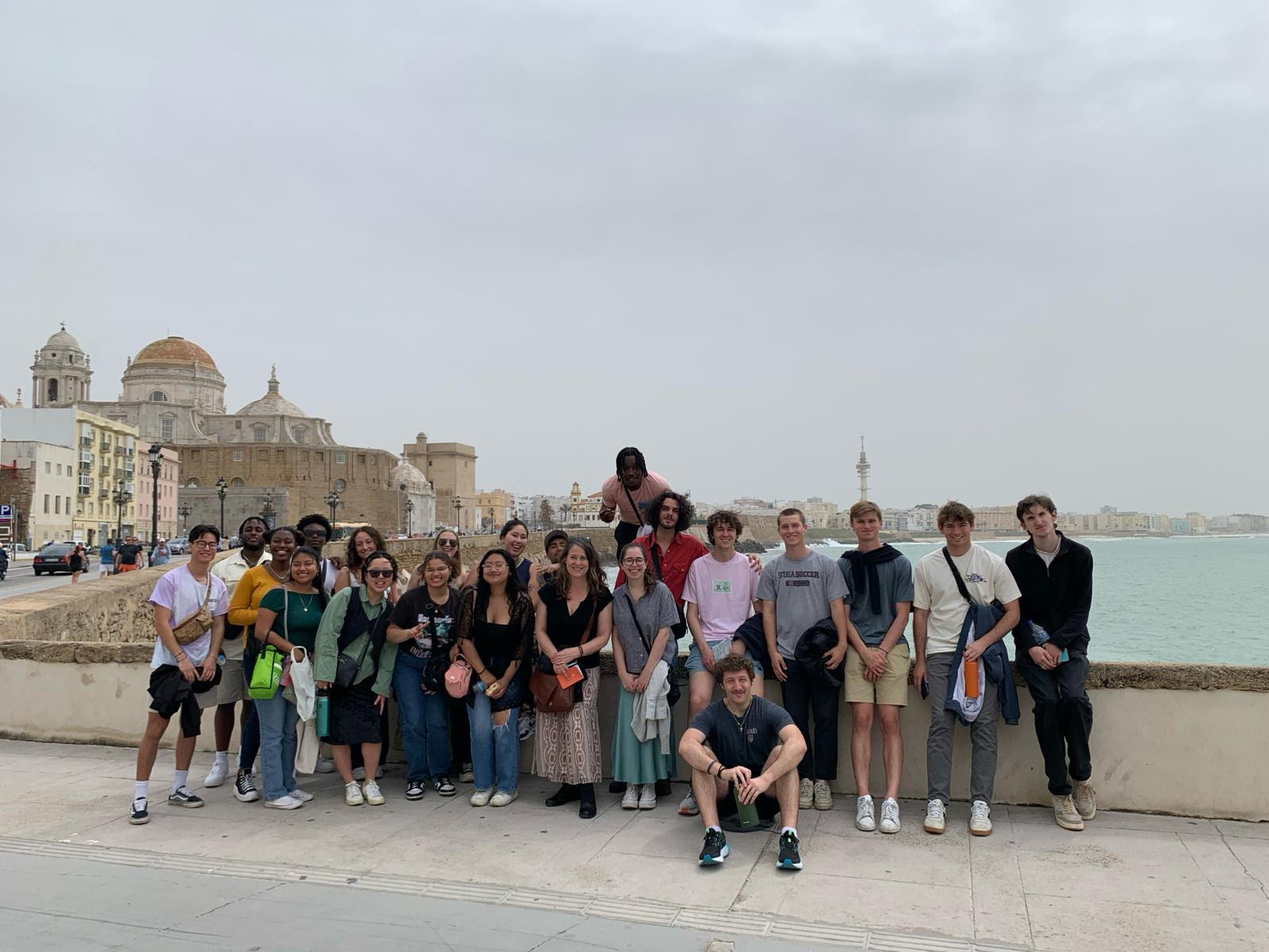Málaga Director Margaret Frohlich with students next to the sea in Spain