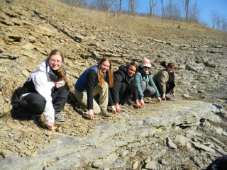 Cincy paleo trip students on rocks